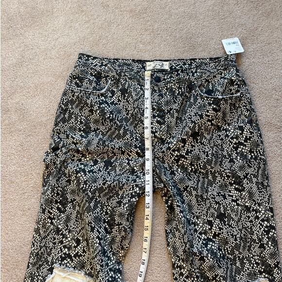 We The Free Cropped Snake Print Distressed Jeans Size 29 Straight Baggy NWT - Picture 8 of 9